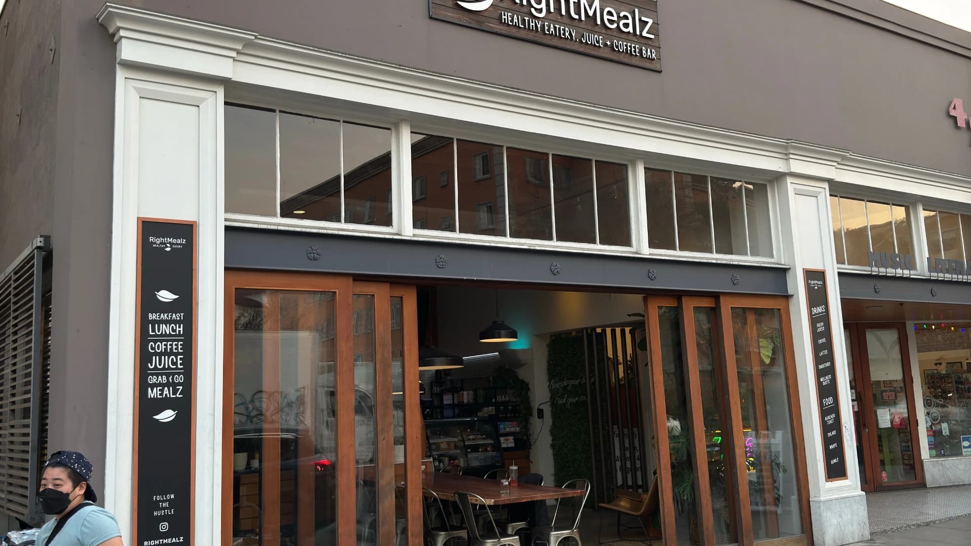 The RightMealz storefront in Long Beach, a healthy eatery, juice and coffee bar